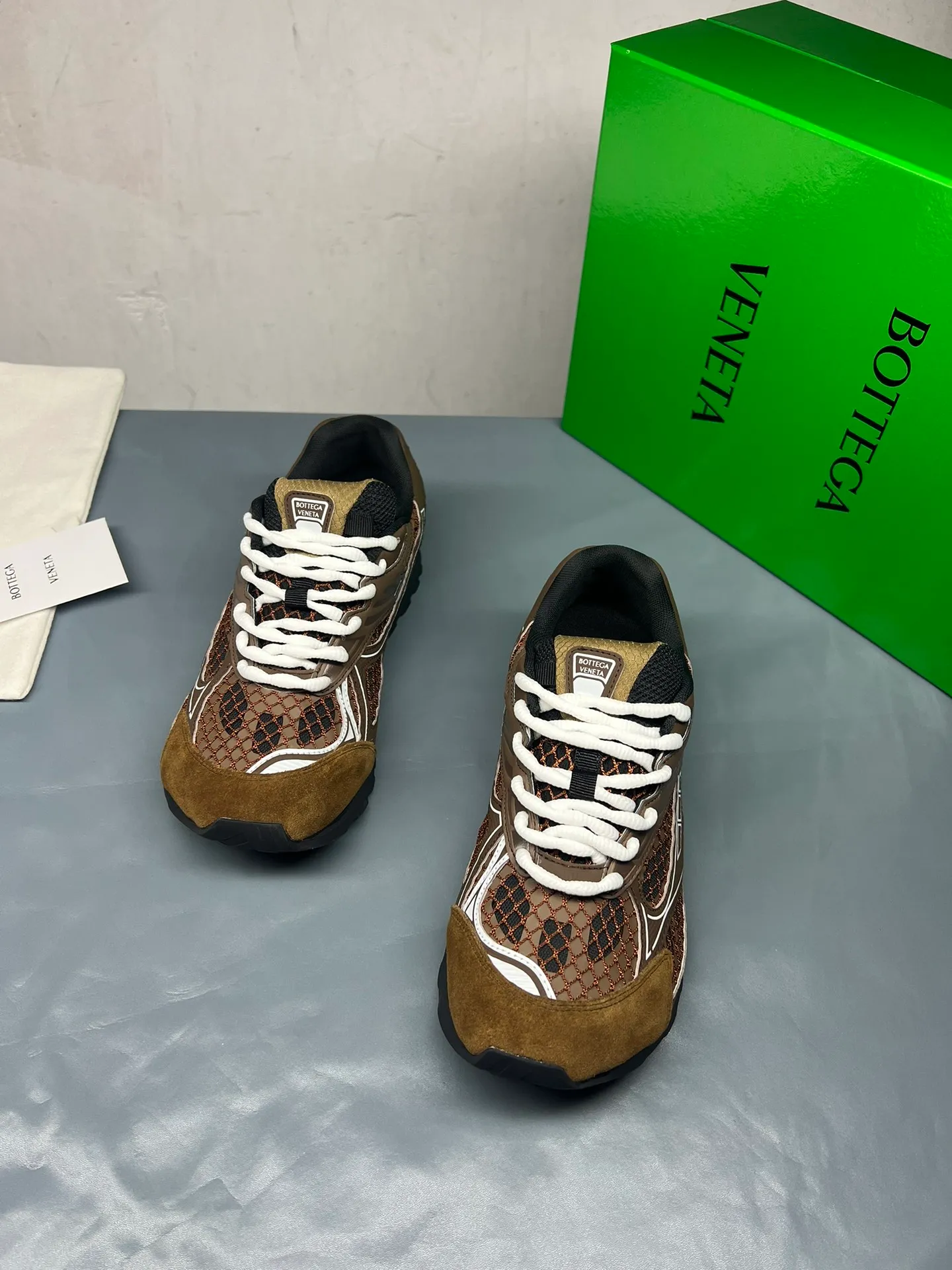 👟👟Ex-factory price 600👟👟 Men's size +10 Real photos 🔥🔥BV Orbit sneakers Wang Yibo's same style couple's dad shoes Runner sneakers, made of lightweight technical mesh fabric. Matched with geometric pattern designed rubber outsole, Wang Zha series high version. Look for the package technology. It is actually a lot taller, but the legs are still slim. Very nice, playable and durable. Matched to the standard💯 Package shoe technology. Look for the high version. The outsole is made of color-blocked TPU outsole. Women's model 35 36 37 38 39 40 41 42 (40 41 42 43 44 45 customized) (Customer logo can be accepted without refund or exchange at a favorable price) Equipped with original packaging